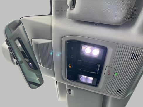 New 2025 Volkswagen Tiguan SE image 18