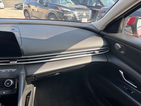 Used 2025 Hyundai Elantra SEL image 40