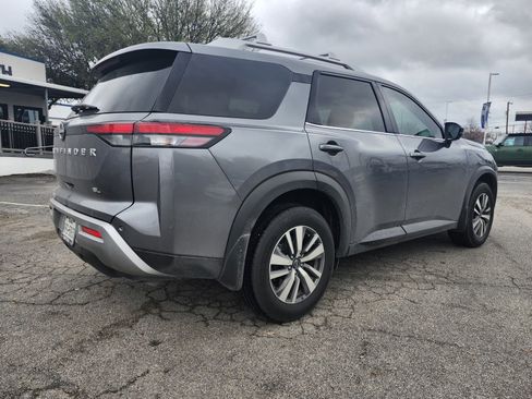 Used 2024 Nissan Pathfinder SL image 3