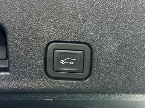 Used 2025 Chevrolet Traverse LT image 32