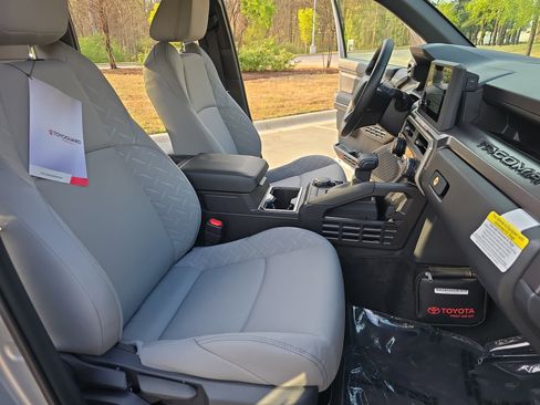 Used 2025 Toyota Tacoma SR5 AWD/4WD image 10