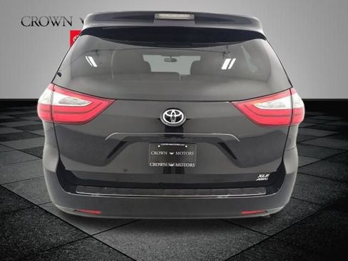 Used 2017 Toyota Sienna XLE image 5