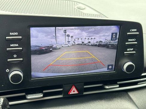 Used 2021 Hyundai Elantra SE FWD image 16