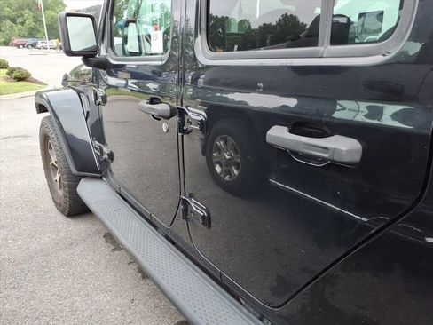 Used 2021 Jeep Gladiator Overland AWD/4WD image 9