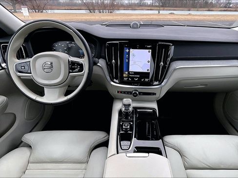 Used 2022 Volvo S60 T8 Inscription image 13