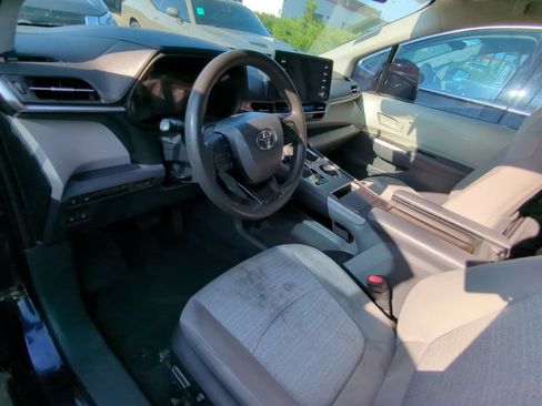 Used 2022 Toyota Sienna LE AWD/4WD image 7