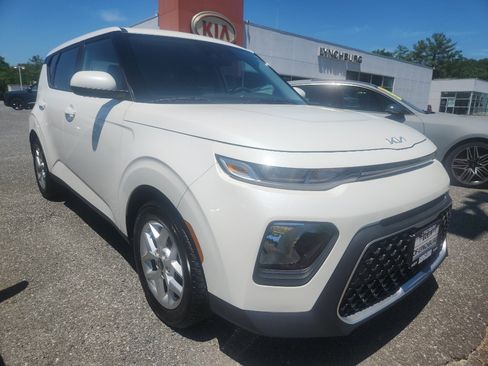 Used 2022 Kia Soul LX w/ Technology Package FWD image 2