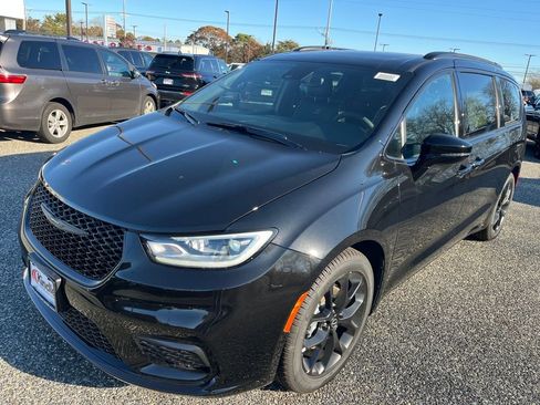 New 2026 Chrysler Pacifica Limited w/ S Appearance Package image 5