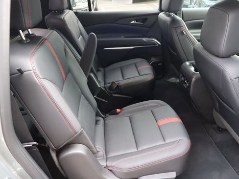 Used 2025 Chevrolet Traverse RS FWD image 37