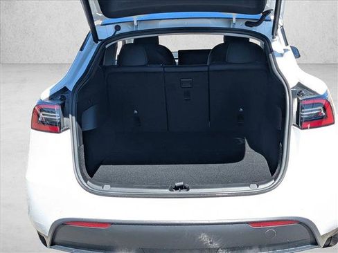 Used 2022 Tesla Model Y Long Range image 7