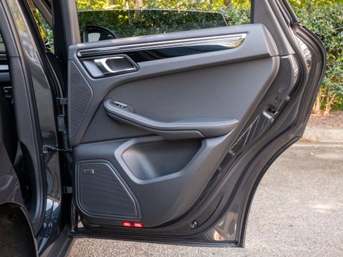 Certified 2026 Porsche Macan AWD/4WD image 35