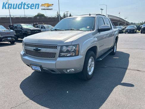 Used 2009 Chevrolet Avalanche LT w/ Luxury Package AWD/4WD image 2