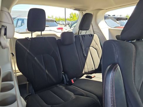 Used 2018 Chrysler Pacifica L FWD image 33
