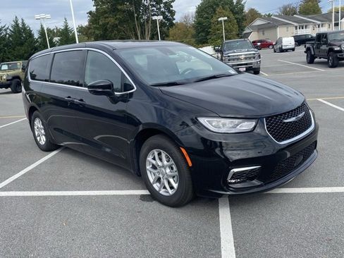 New 2026 Chrysler Pacifica Select image 2