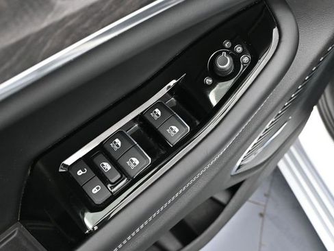 Used 2022 Jeep Grand Cherokee L Overland w/ Advanced Protech Group III image 22