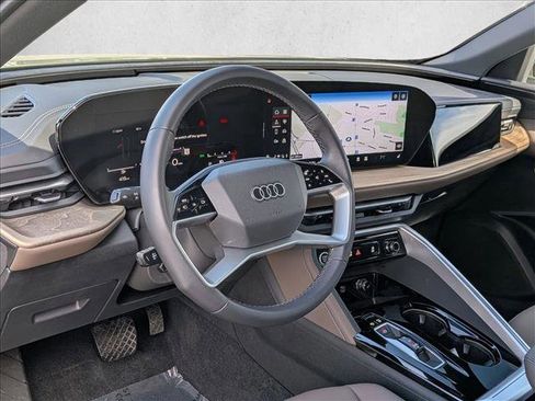 Used 2025 Audi Q5 Premium w/ Convenience Package image 9