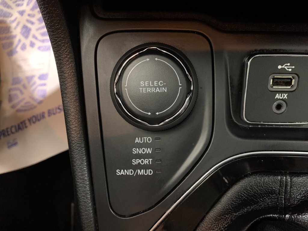 Used 2019 Jeep Cherokee Limited w/ Luxury Group AWD/4WD image 15