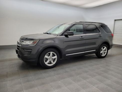 Used 2018 Ford Explorer XLT image 2