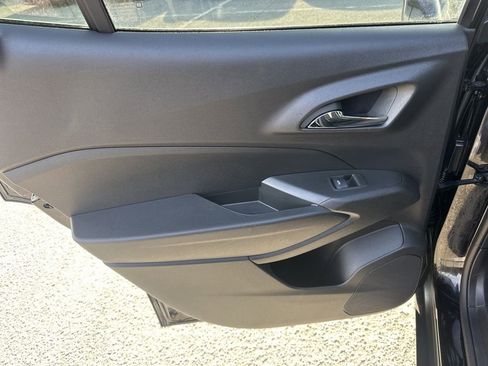 Used 2025 Chevrolet Trax LT w/ LT Convenience Package image 25