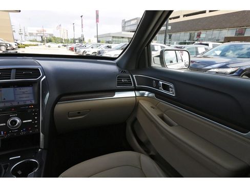 Used 2017 Ford Explorer Limited w/ Equipment Group 301A FWD image 12