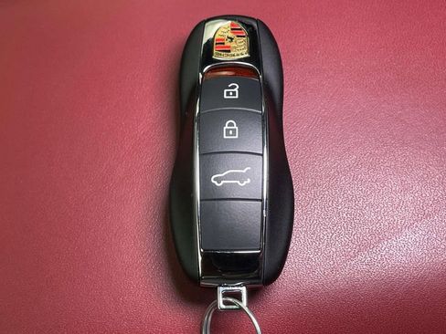 Certified 2023 Porsche Macan AWD/4WD image 43