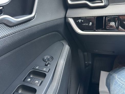 Used 2024 Kia Sportage LX image 20