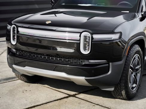 Used 2025 Rivian R1S Adventure image 5