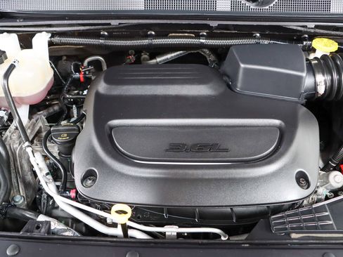 Used 2023 Chrysler Pacifica Touring-L FWD image 31