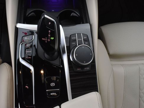 Used 2023 BMW 530i w/ Premium Package RWD image 9