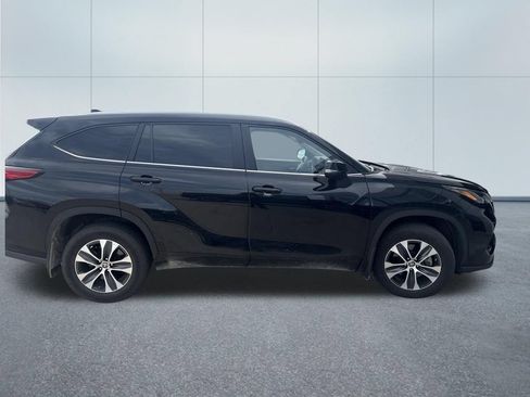 Used 2023 Toyota Highlander XLE AWD/4WD image 2