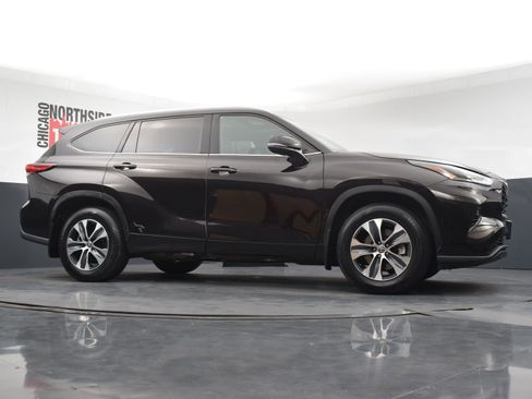 Used 2022 Toyota Highlander XLE AWD/4WD image 32