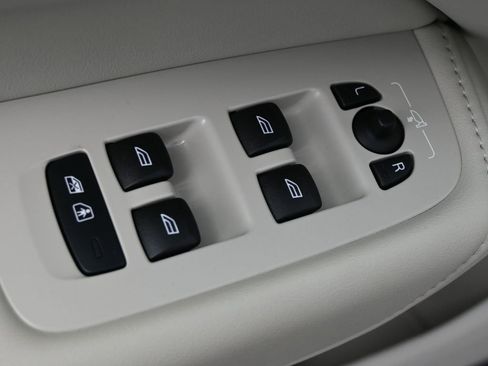 Used 2025 Volvo XC60 B5 Ultra w/ Protection Package Premier image 4