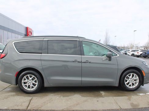 Used 2022 Chrysler Pacifica Touring-L image 6
