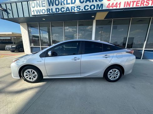 Used 2016 Toyota Prius Two image 2