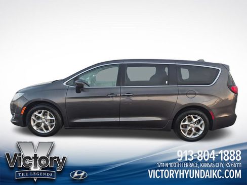 Used 2019 Chrysler Pacifica Touring Plus w/ Tire & Wheel Group FWD image 2