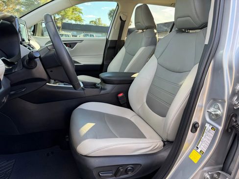 Used 2019 Toyota RAV4 XLE Premium image 8