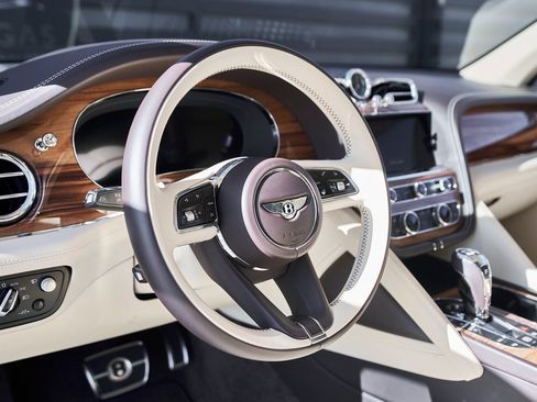 Used 2023 Bentley Bentayga Extended Wheelbase image 36