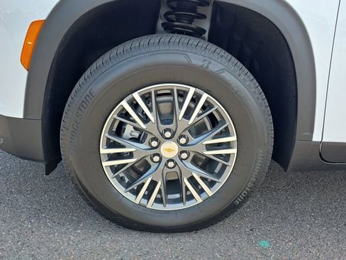 Used 2026 Chevrolet Traverse LT w/ Driver Confidence Package FWD image 9