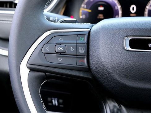 Used 2024 Jeep Grand Cherokee Laredo image 14