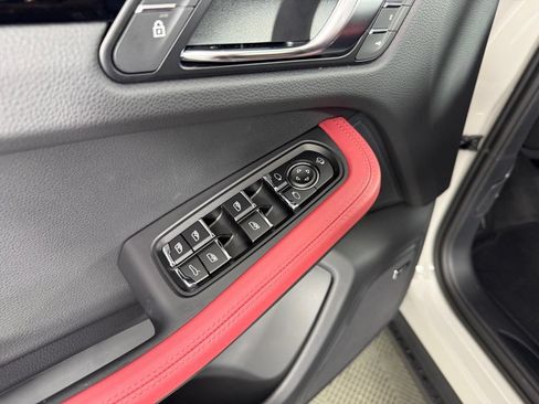 Certified 2026 Porsche Macan AWD/4WD image 21