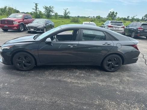 Used 2022 Hyundai Elantra SEL w/ Convenience Package FWD image 6