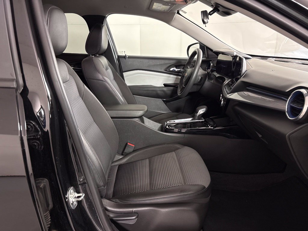 Used 2025 Chevrolet Trax LT FWD image 39