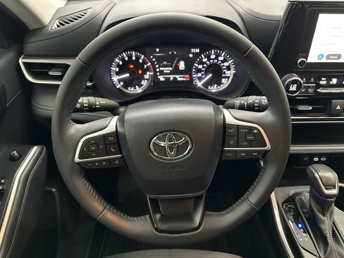 Used 2024 Toyota Highlander LE FWD image 26