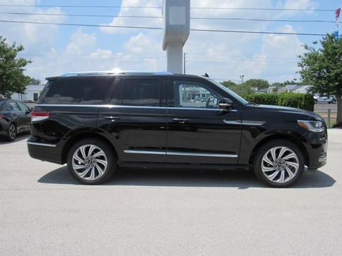 Used 2023 Lincoln Navigator Reserve AWD/4WD image 3