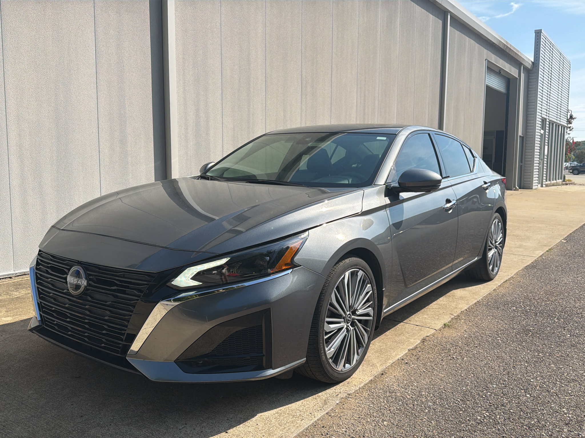 Used 2025 Nissan Altima 2.5 SL FWD image 8