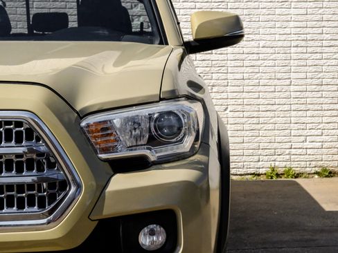 Used 2017 Toyota Tacoma TRD Off-Road image 40