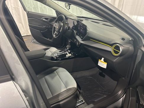 New 2025 Chevrolet Trax LT w/ Driver Confidence Package image 11