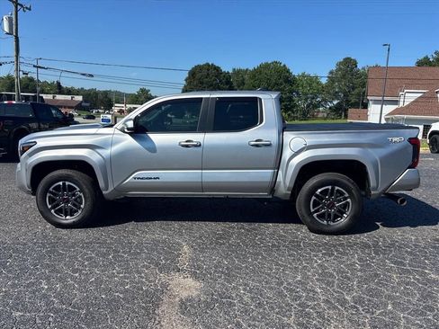 Used 2024 Toyota Tacoma TRD Sport RWD image 4