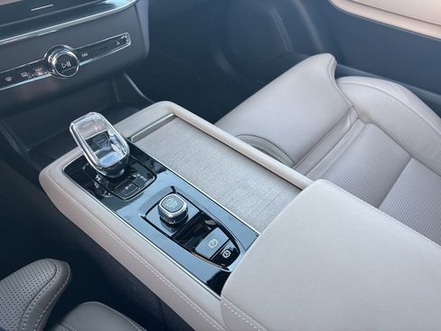 Certified 2025 Volvo XC90 T8 Ultra w/ Lounge Package image 21