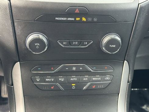 Used 2020 Ford Edge SEL image 29